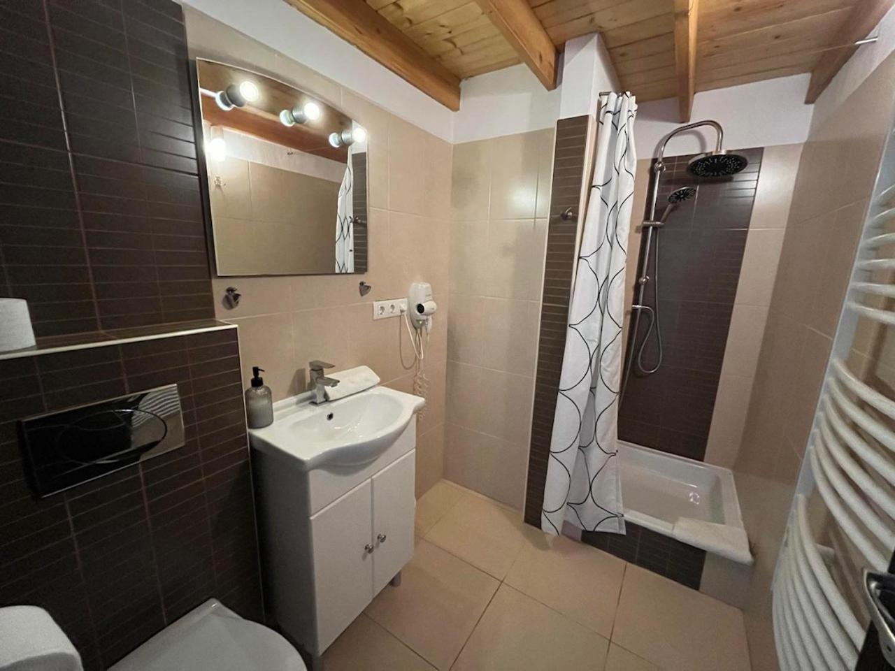 City Apartman Haz バラトンレッレ エクステリア 写真